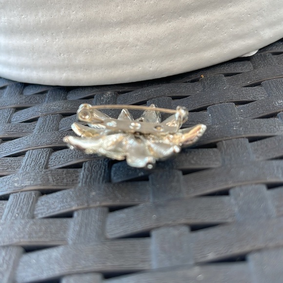 Vintage Flower Broach - Picture 7 of 10